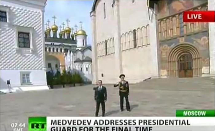 Tổng thống Nga cơ động ra khu hành lễ, làm thủ tục chào danh dự trước đội hình quân nhạc...